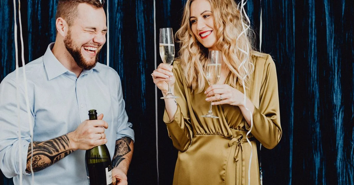 Un couple heureux profitant d'une fête festive, levant leur verre de champagne.