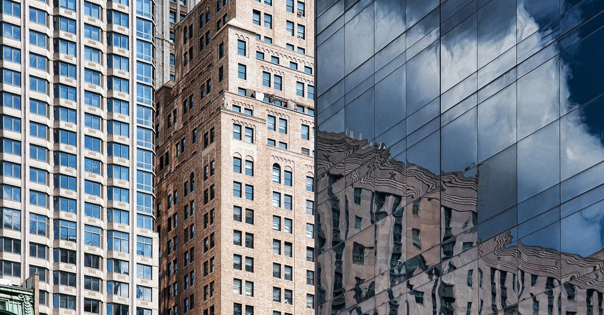 Explorez le mélange de bâtiments modernes en verre et de briques classiques dans l'horizon de NYC.