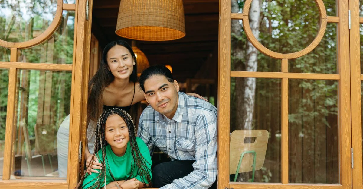 Une famille heureuse profitant de moments ensemble dans un cadre douillet de chalet en bois.